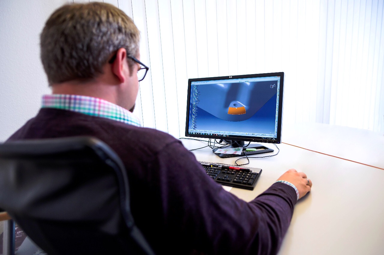 Mitarbeiter bespricht ein 3D-Modell am Bildschirm