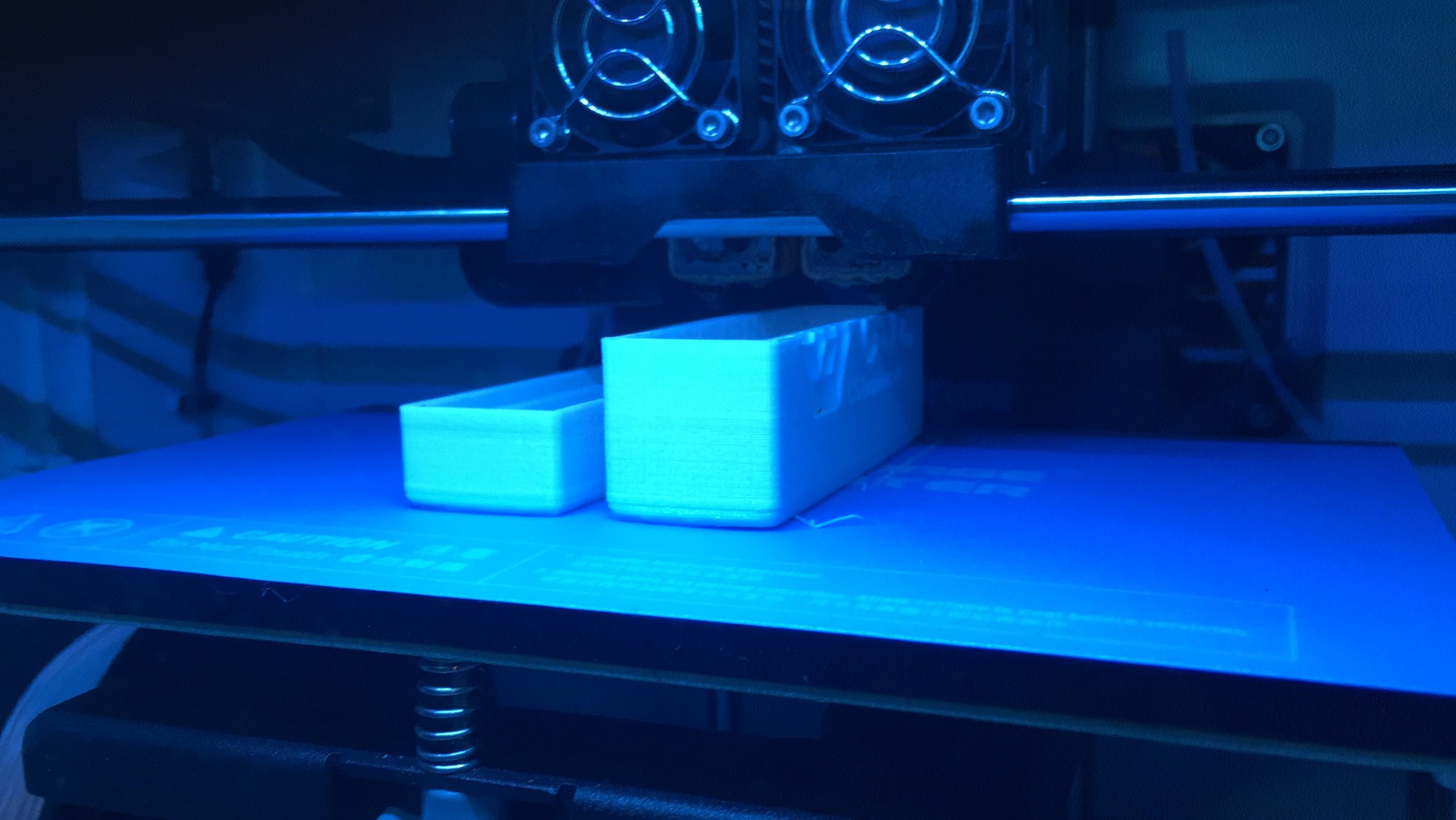 FDM-3D-Drucker fertigt Bauteile